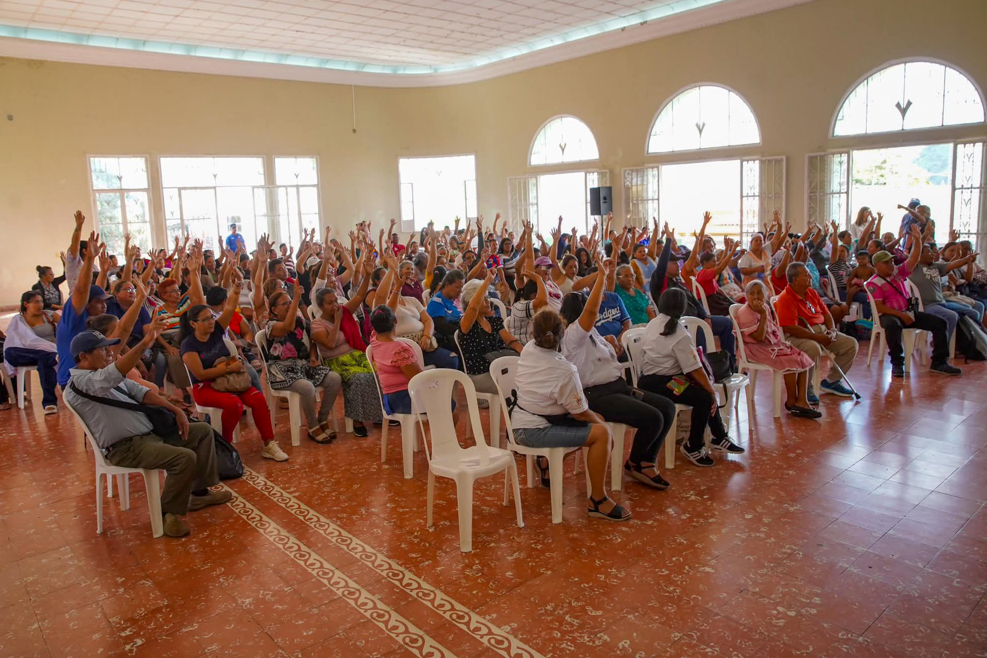 Comerciantes avalan la reubicación por la construcción de mercado de Santa Ana