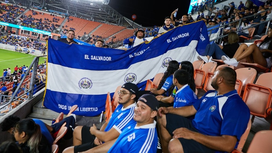 Salvadoreños se quejan de los altos precios en la Copa Oro
