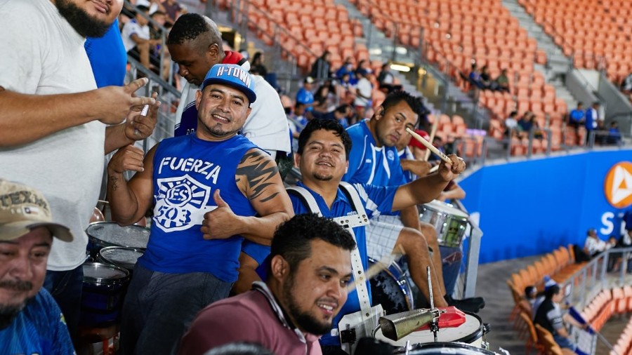 Salvadoreños se quejan de los altos precios en la Copa Oro