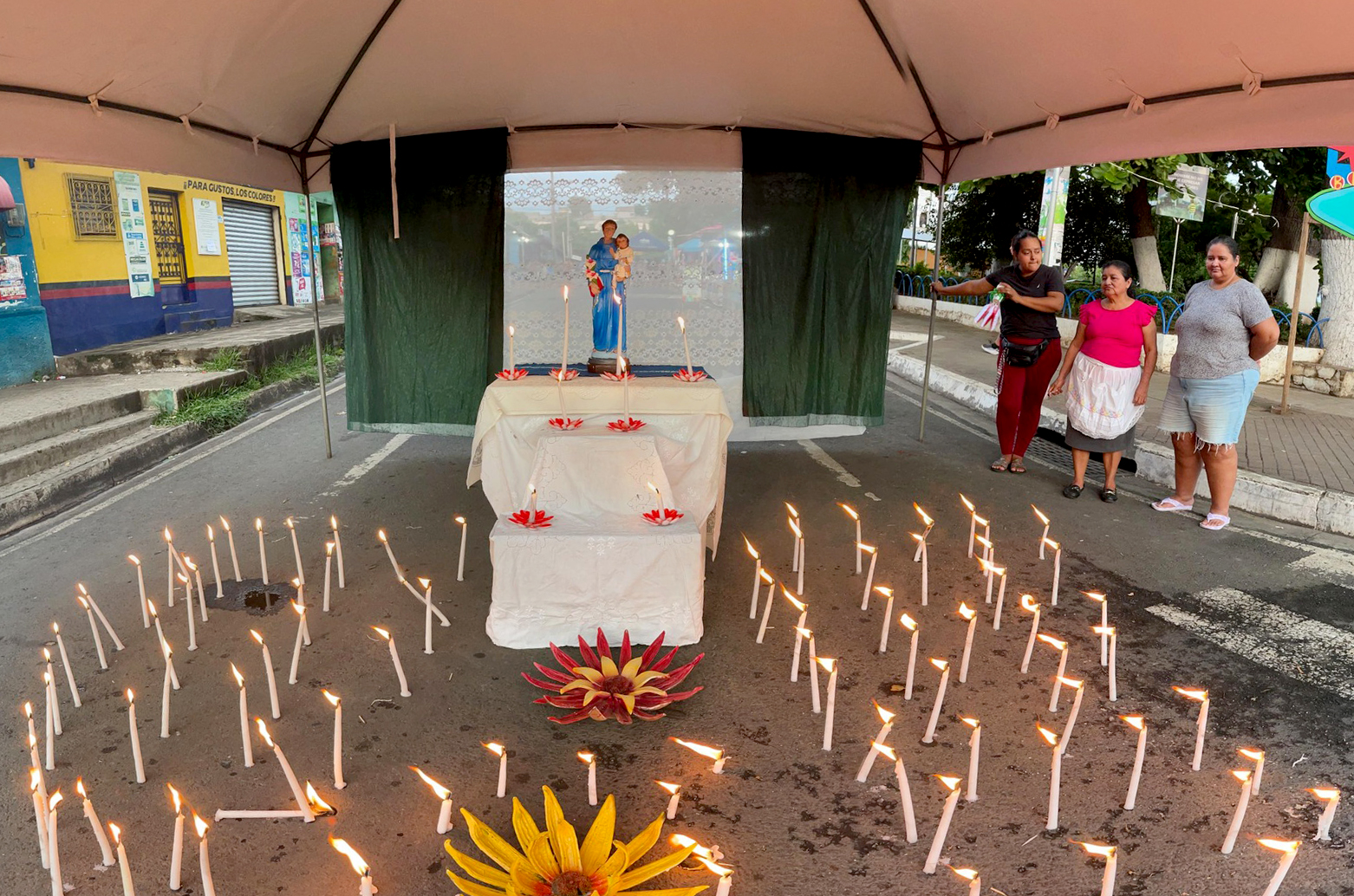 Hacen concurso de altares de velas en San Antonio del Monte, Sonsonate