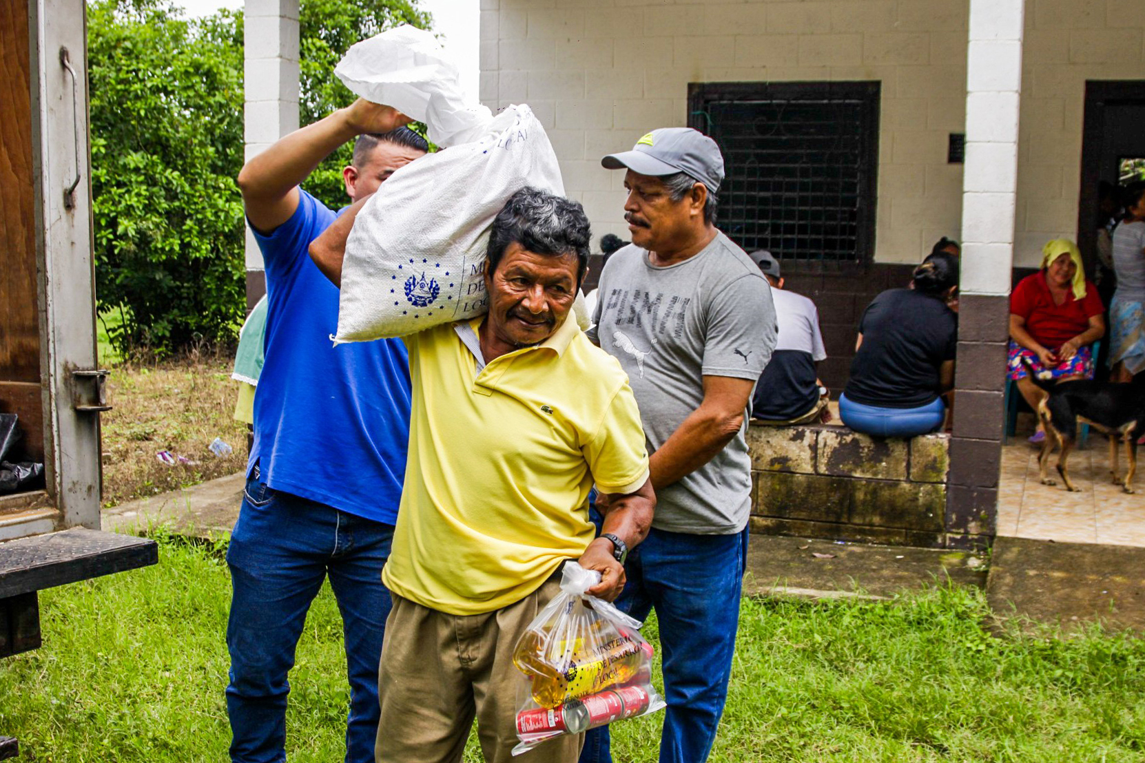 El Gobierno de El Salvador entrega víveres a familias de La Paz