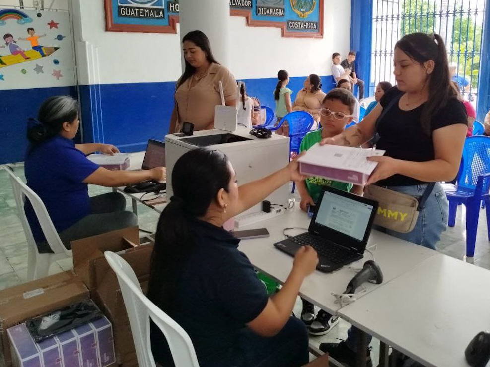 El Ministerio de Educación cambia el equipo tecnológico a estudiantes de Santa Ana Centro