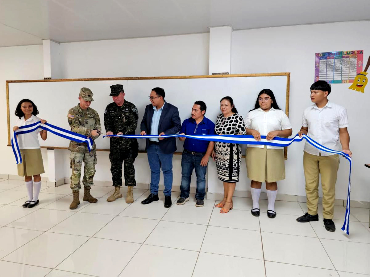 Embajada de Estados Unidos remodela un instituto en Ahuachapán