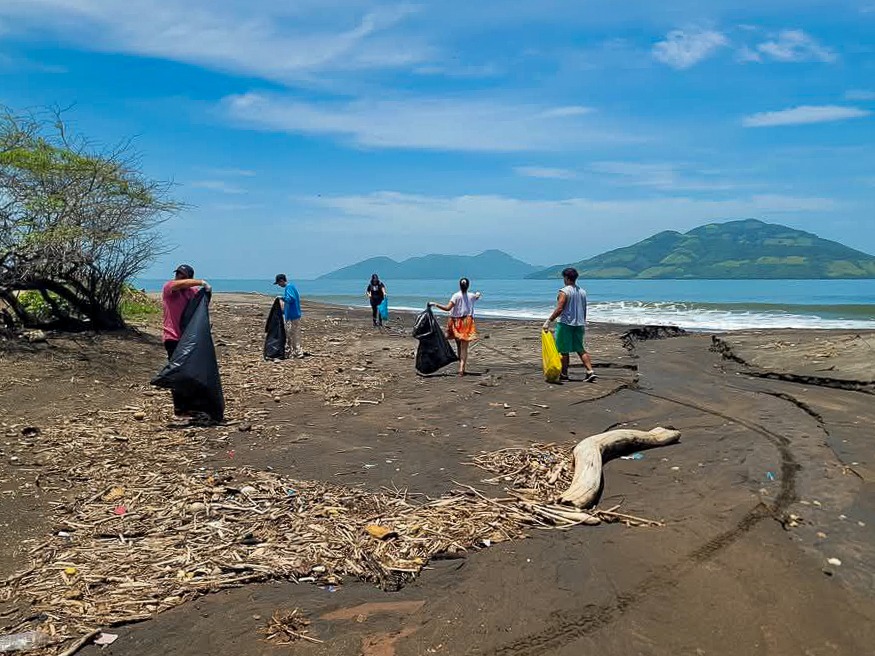 Limpian la playa Punta Chiquirín en La Unión