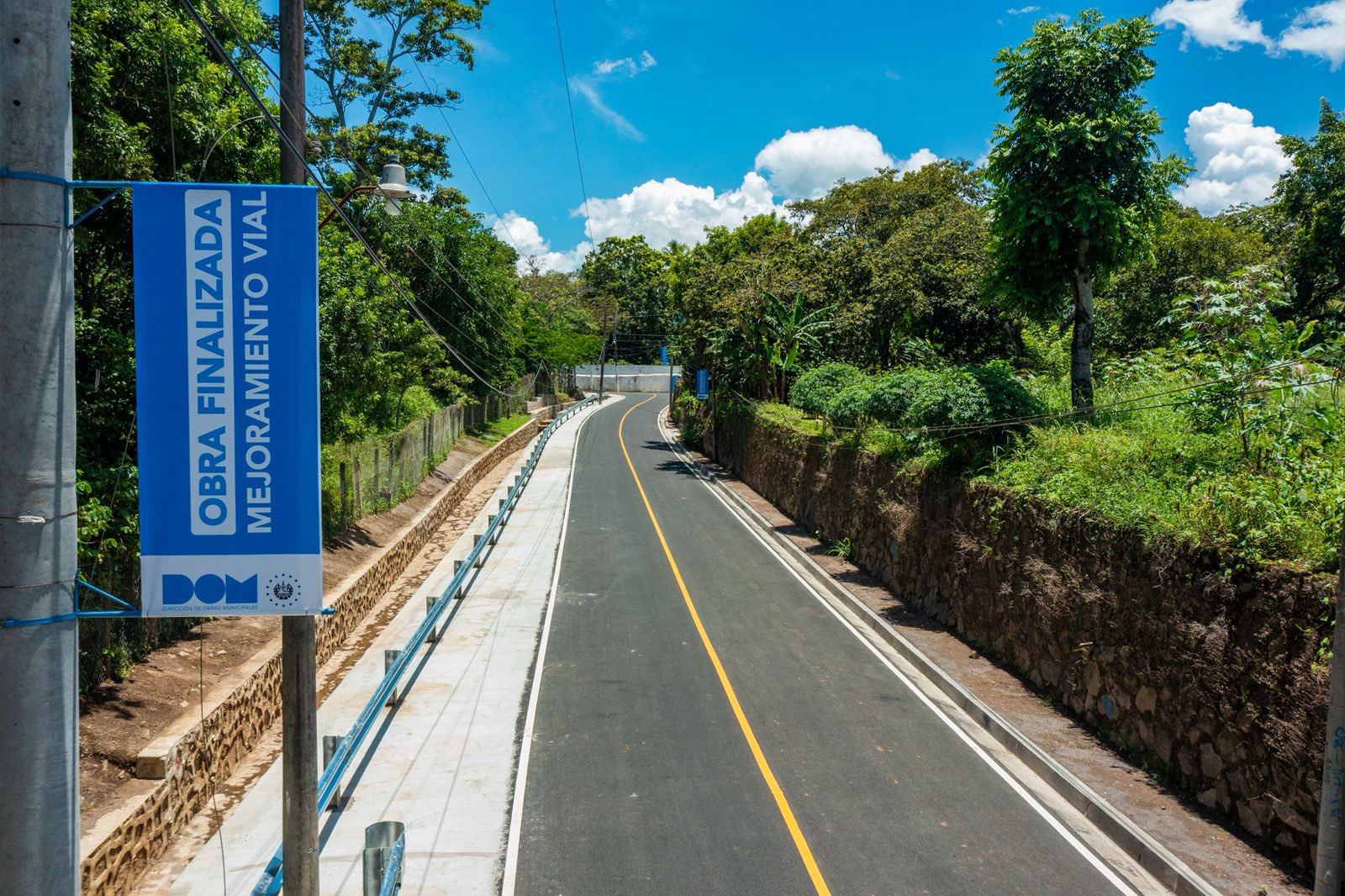 Obras Municipales pavimenta una calle de tierra en California, Usulután