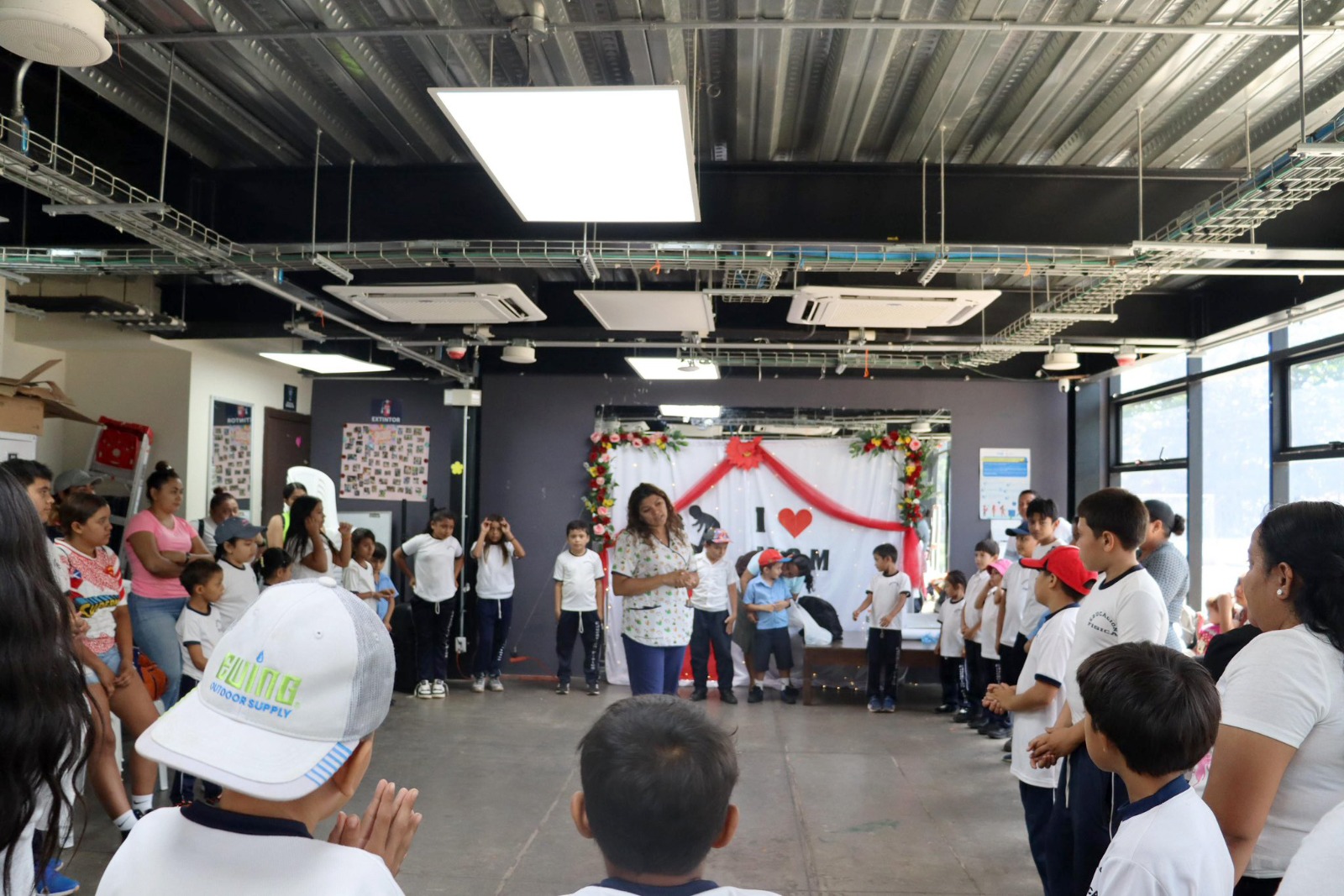 Estudiantes conocen el CUBO de El Tamarindo, en La Unión
