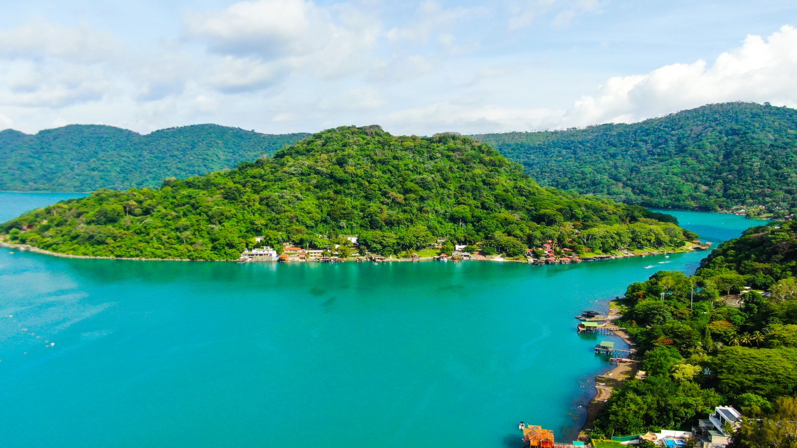 El turquesa se apodera de las calmas aguas del lago de Coatepeque
