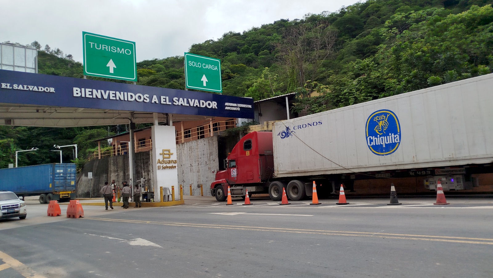 El Salvador y Guatemala agilizan el paso de mercadería en frontera Anguiatú