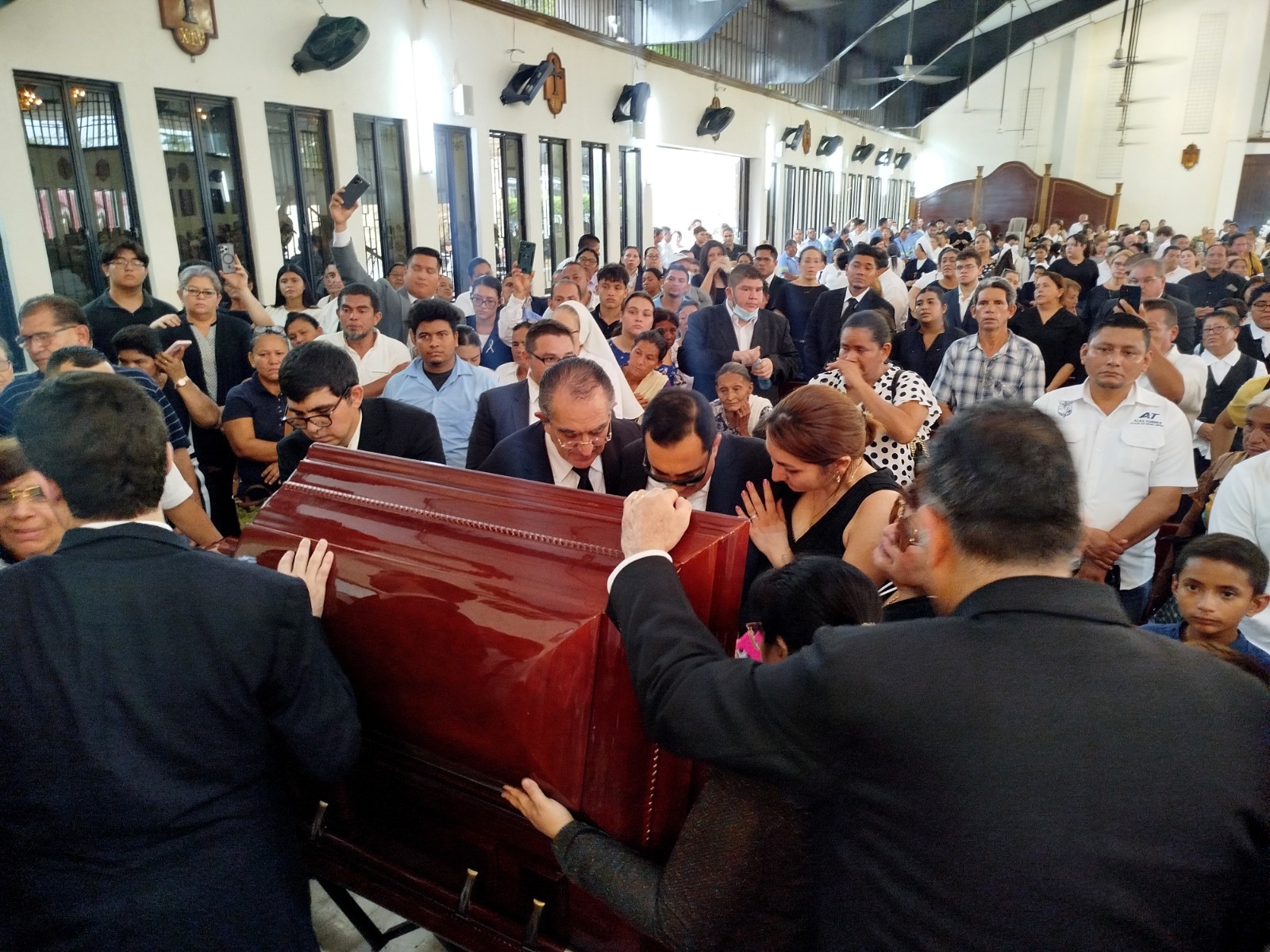 Lilliam Hasbún de Batarse fue sepultada en el santuario Nuestra Señora de Guadalupe, en San Miguel