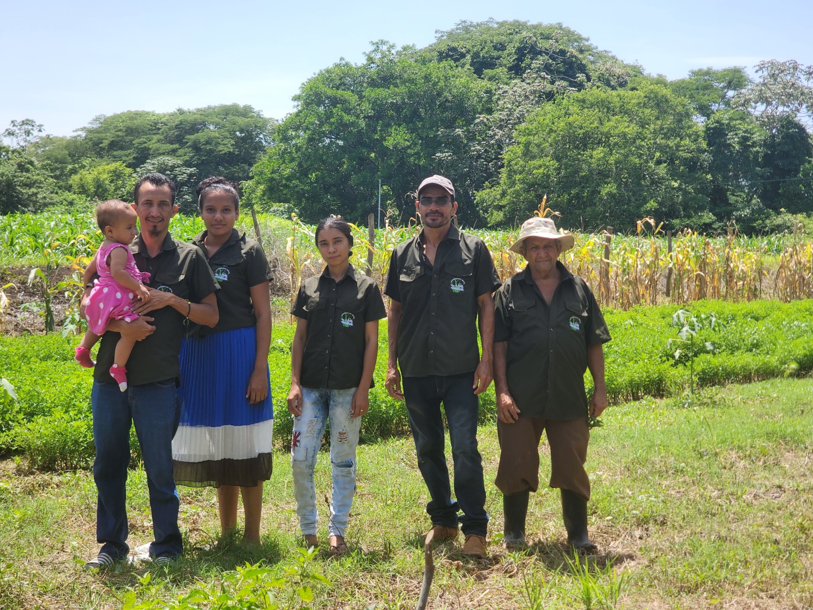 La familia Amaya produce frutas y hortalizas en Concepción Batres, Usulután Este