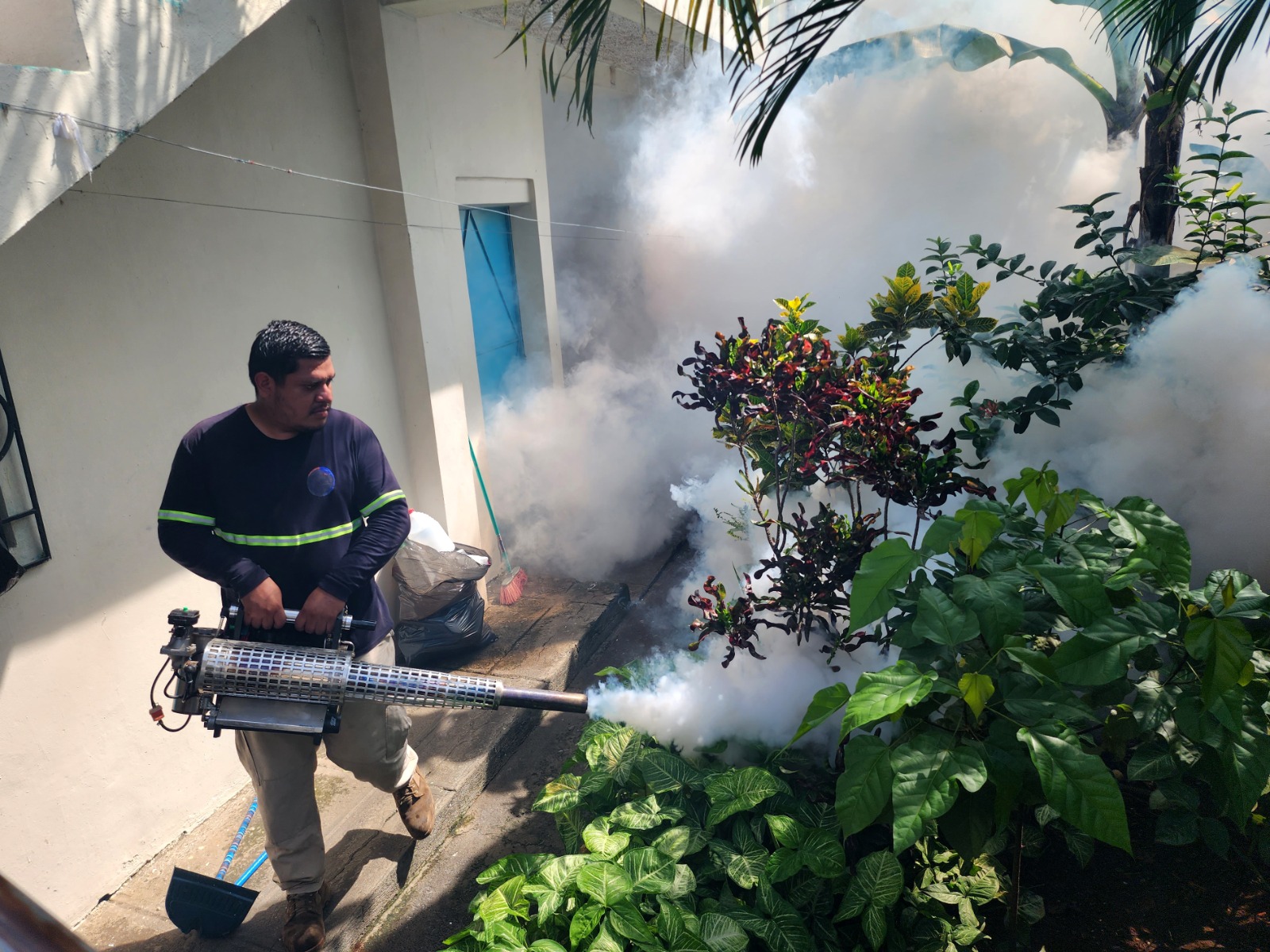 Fumigan ante casos de sospecha de dengue en El Triunfo, Usulután