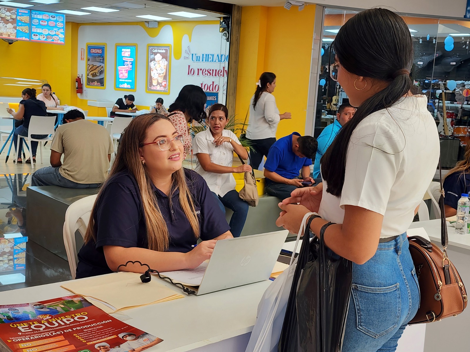 Hacen feria de empleo en Plaza Mundo de Usulután