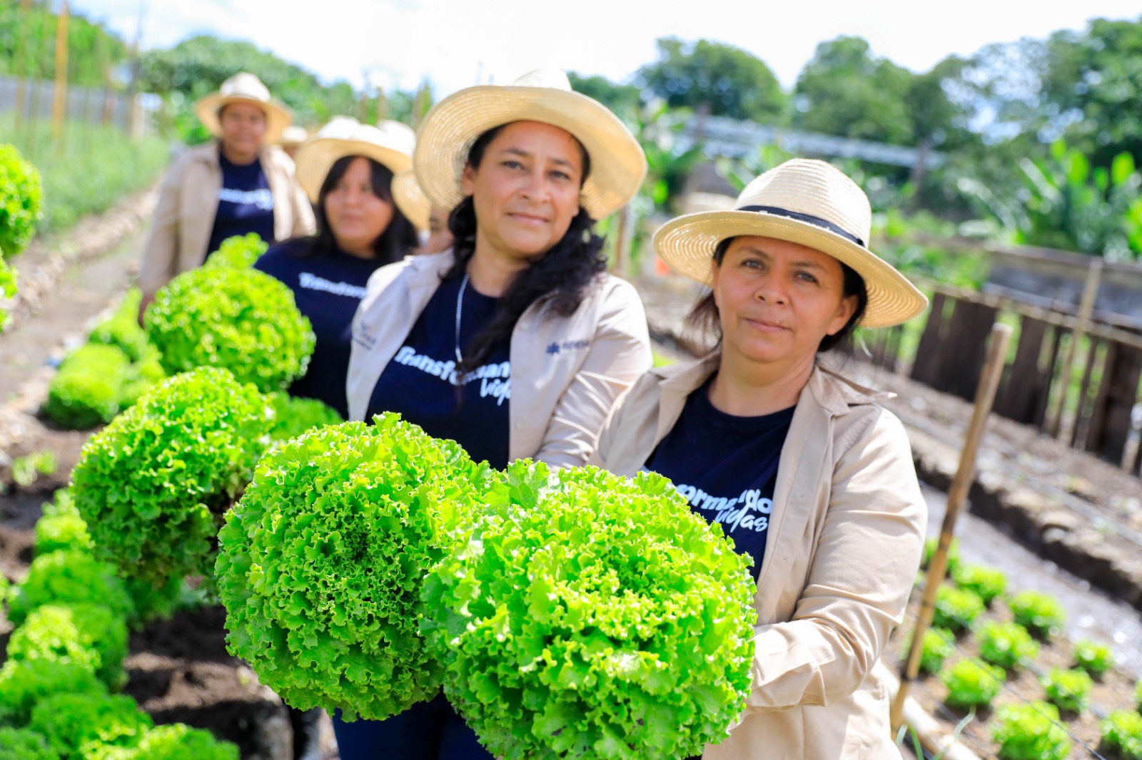 Mujeres aprenden del cultivo de huertos en El Refugio, Ahuachapán