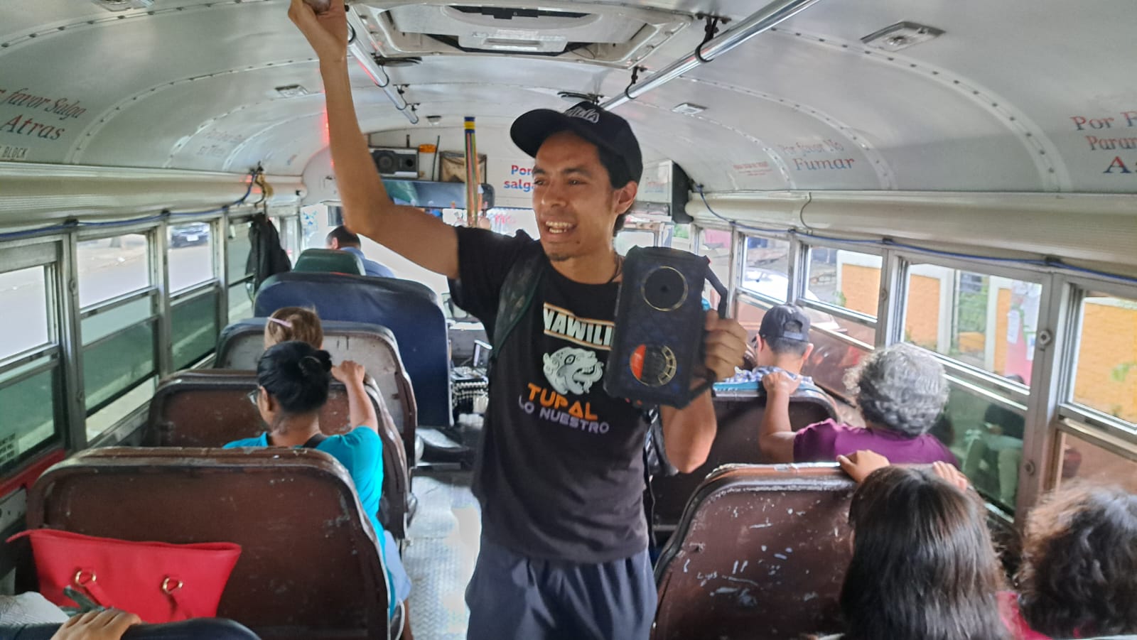 El sociólogo que rapea en náhuat en los buses en Santa Ana