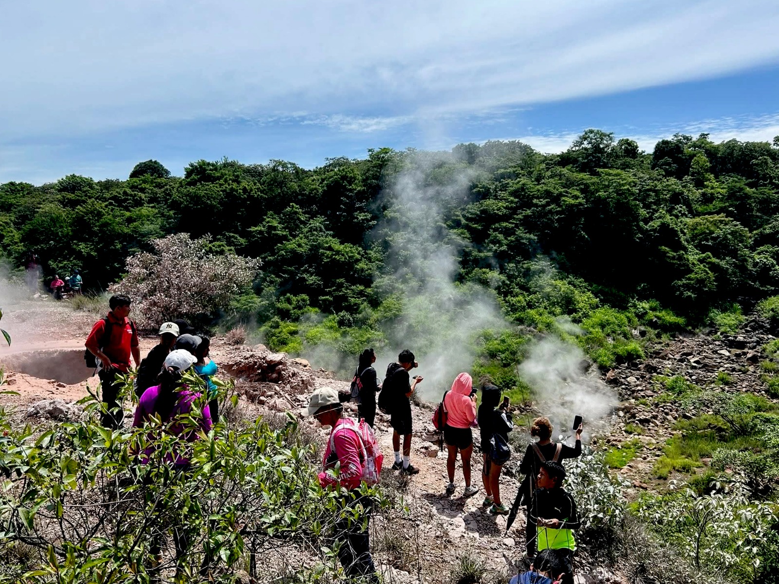 Turistas participan en caminatas a Los Ausoles y El Tanque