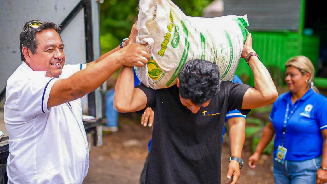 Entregan abonos a agricultores en Santa Ana