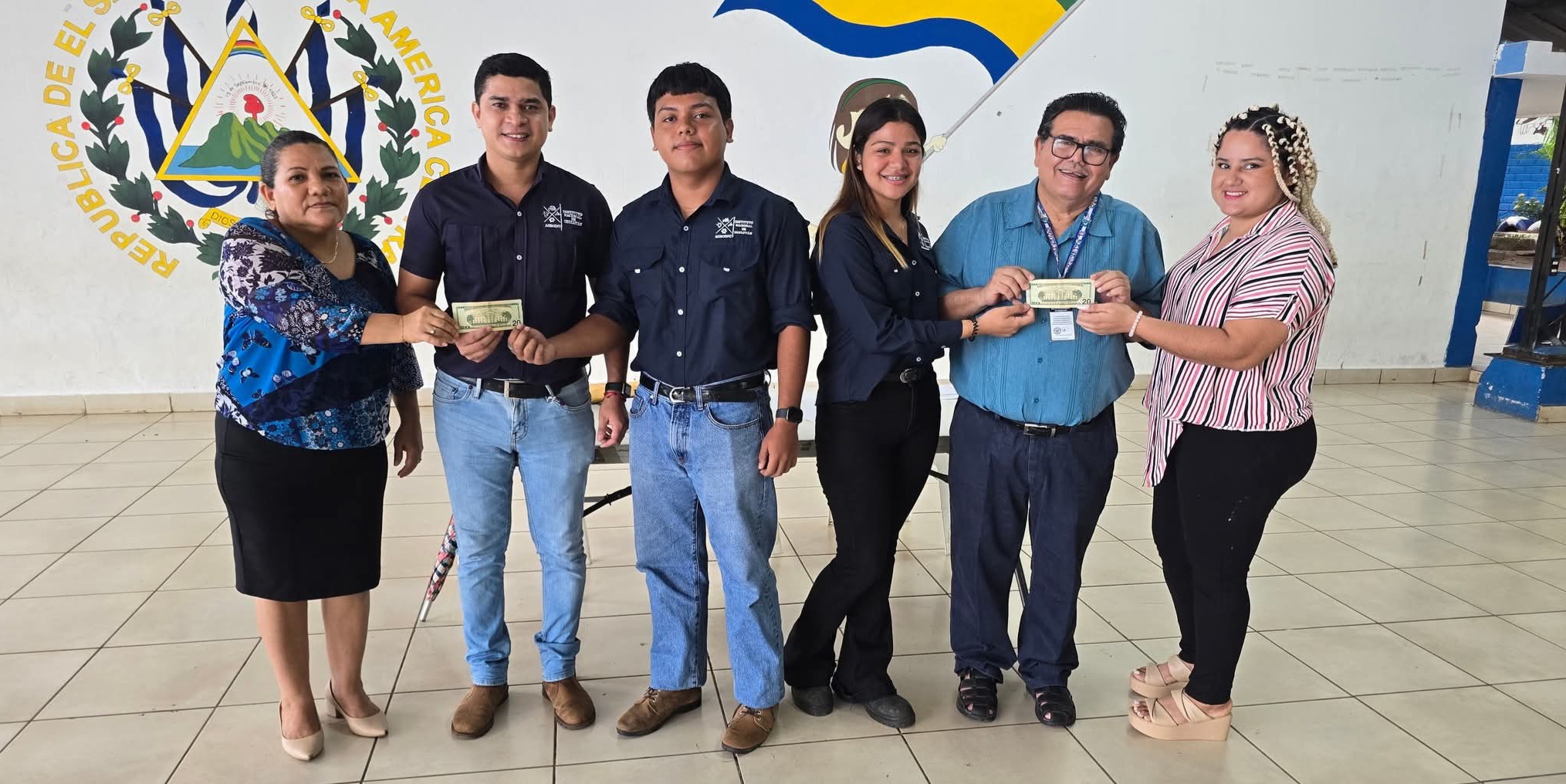El Gobierno entrega ayuda económica a estudiantes del Instituto Nacional de Usulután