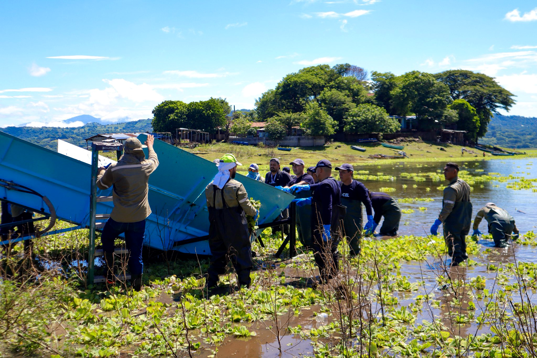 Hacen limpieza en el lago de Suchitlán, Cuscatlán Norte