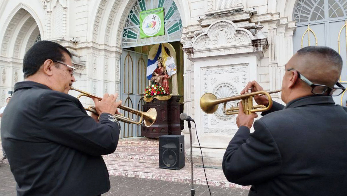 Católicos participan en el inicio de la novena a Señora Santa Ana