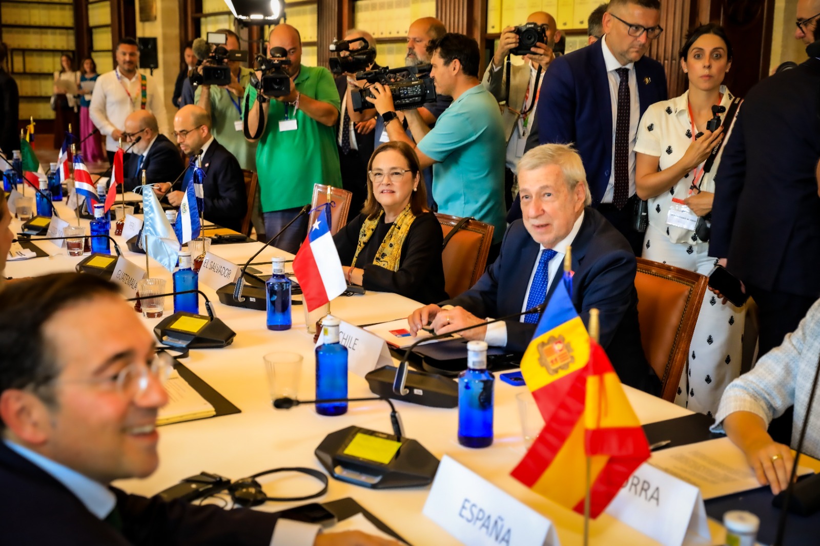El Salvador prioriza el desarrollo de comunidades en encuentro en España