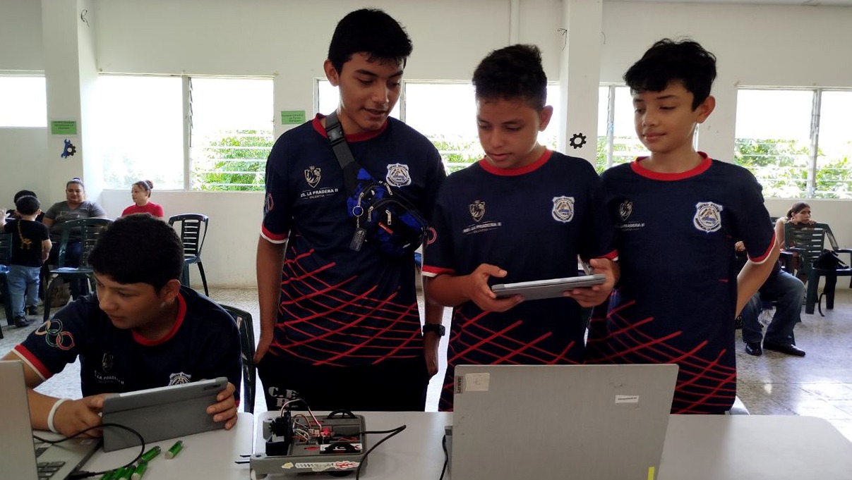 Estudiantes participan en eliminatoria de robótica en San Miguel