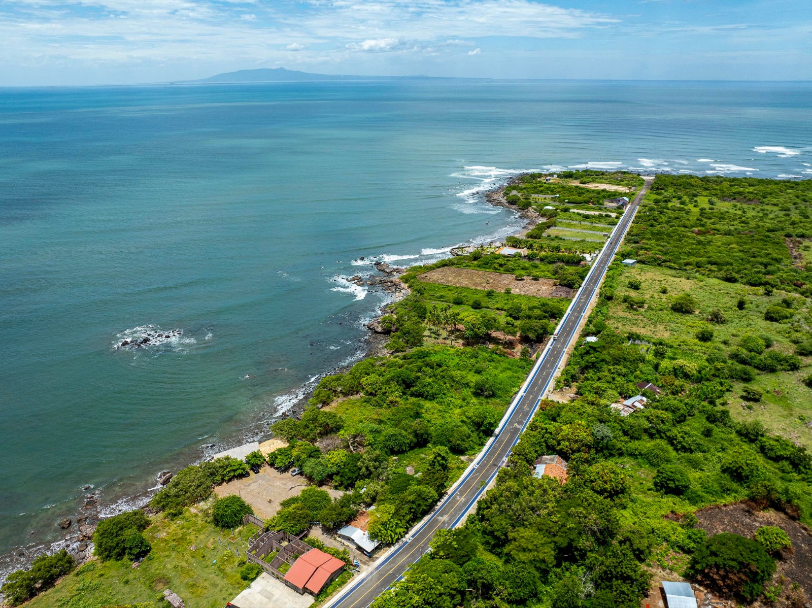 Obras Públicas pavimenta tramo a playas El Jagüey y Las Mueludas, La Unión