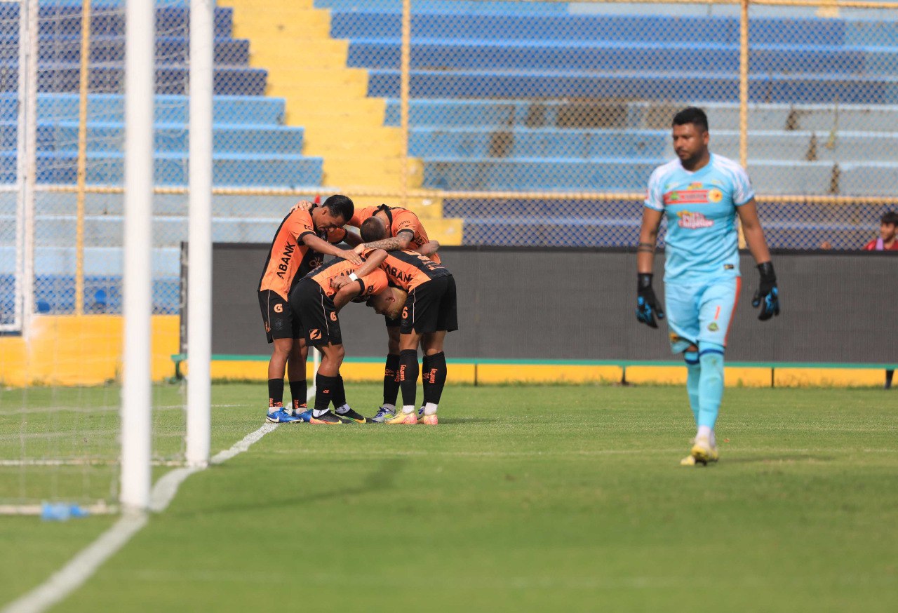 Tres puntos, muchos bostezos en el debut de Águila en el Apertura 2025