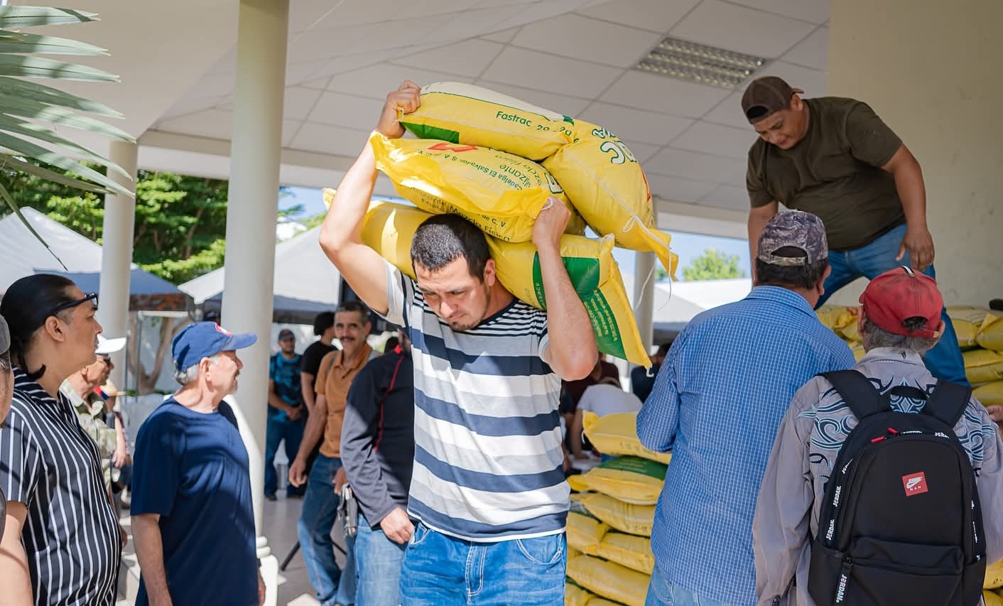 Caficultores de Metapán reciben insumos