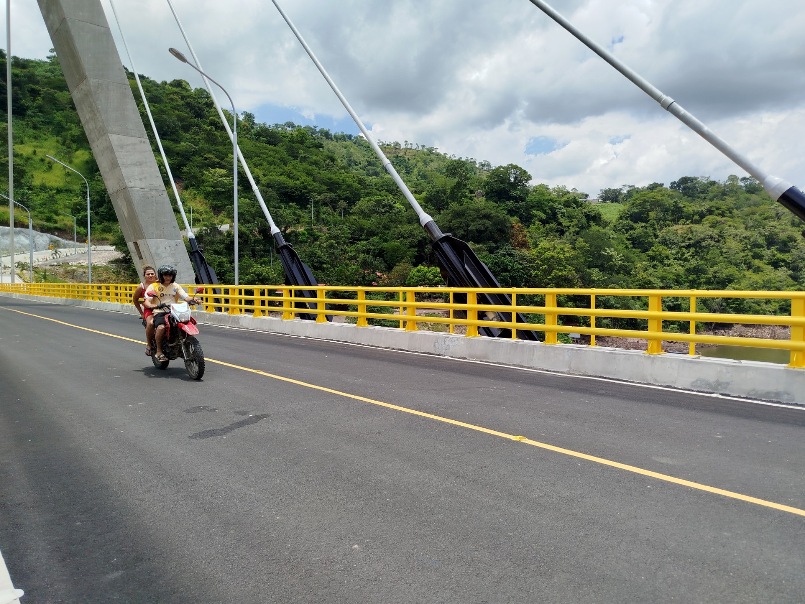 La población agradece la construcción de dos modernos puentes