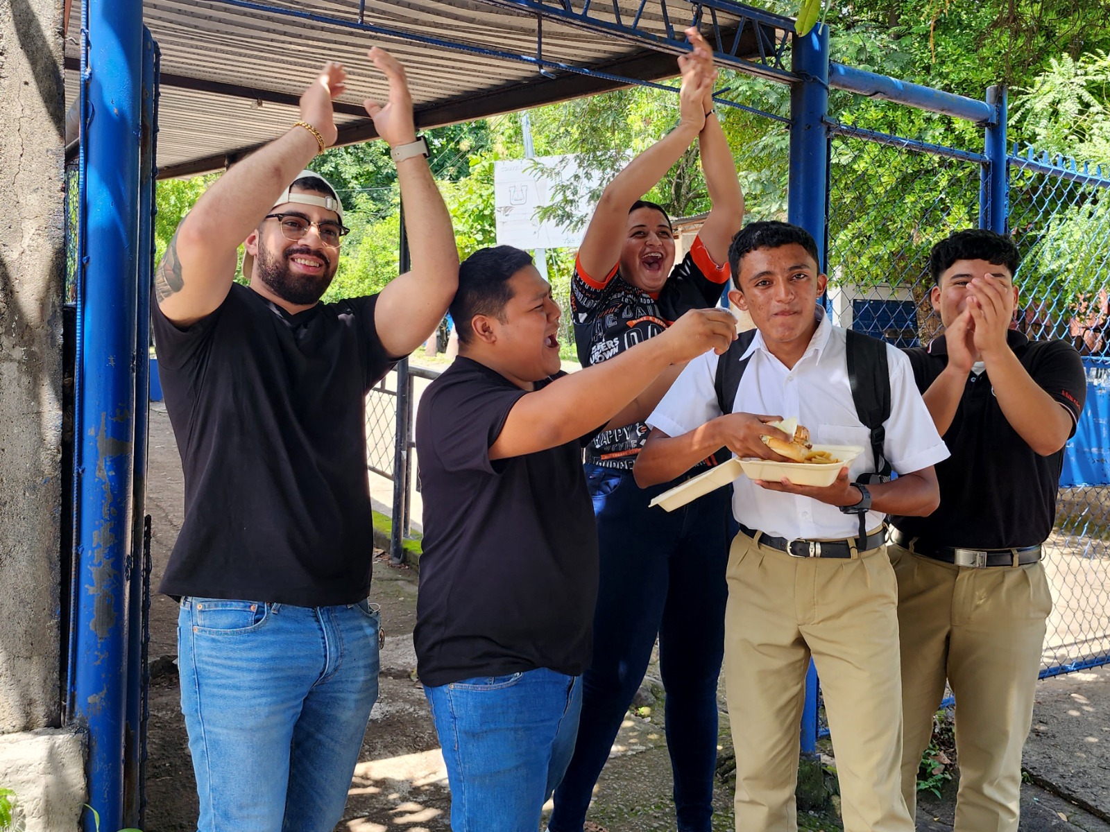 Negocio regala hamburguesas a estudiantes en San Francisco Gotera, Morazán Sur