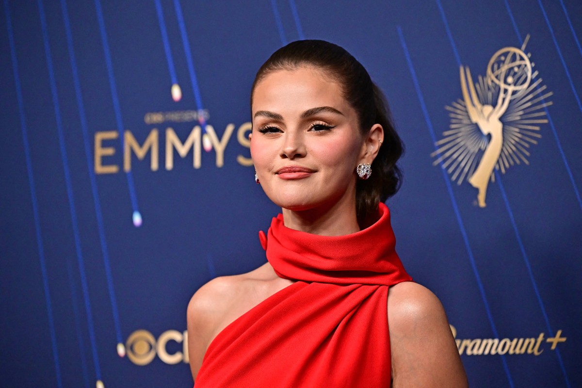 Las estrellas de la televisión deslumbran en la alfombra roja de los Emmy