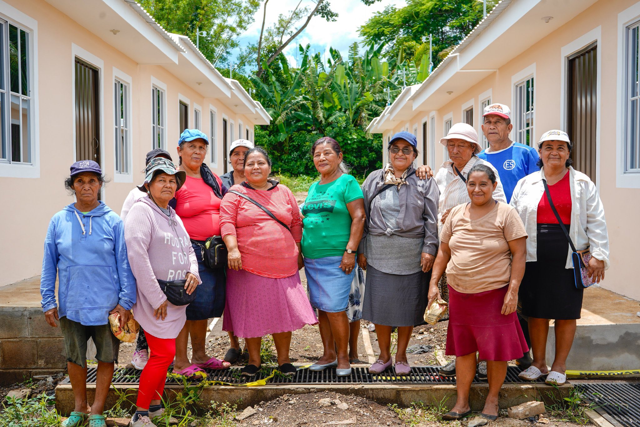 El Gobierno entrega viviendas a familias en Ahuachapán Centro