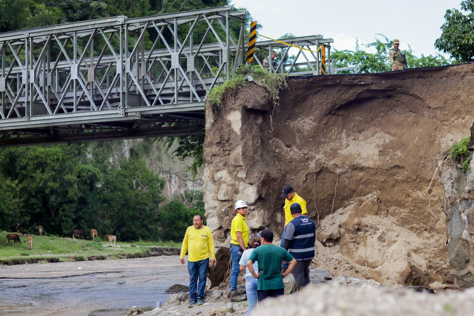 El Ministerio de Obras Públicas hace obras en puente Chalapán, de San Pedro Perulapán