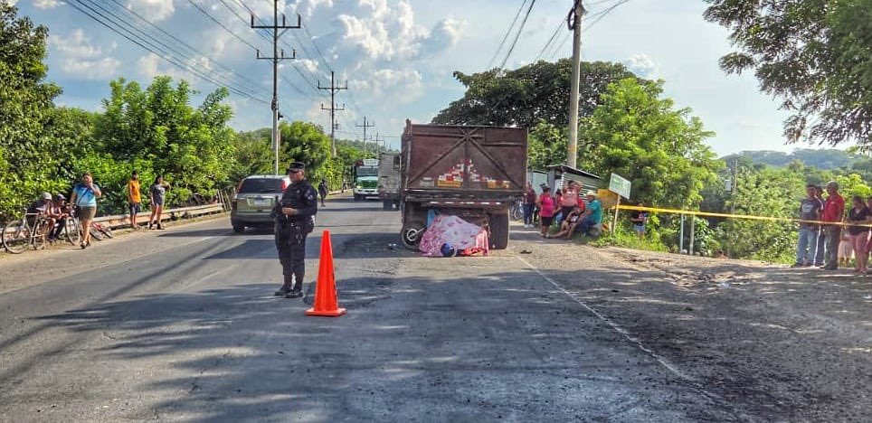 Un motociclista de 14 años falleció al chocar con un camión en Suchitoto, Cuscatlán Norte