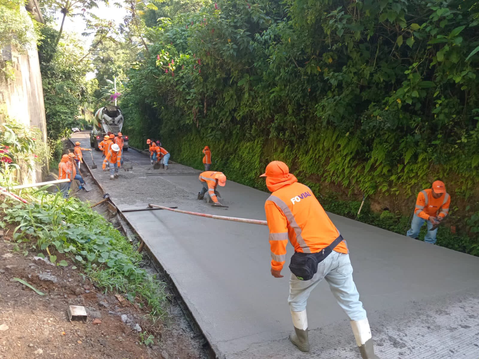 El Fondo de Conservación Vial mejora un tramo de calle al lago de Coatepeque