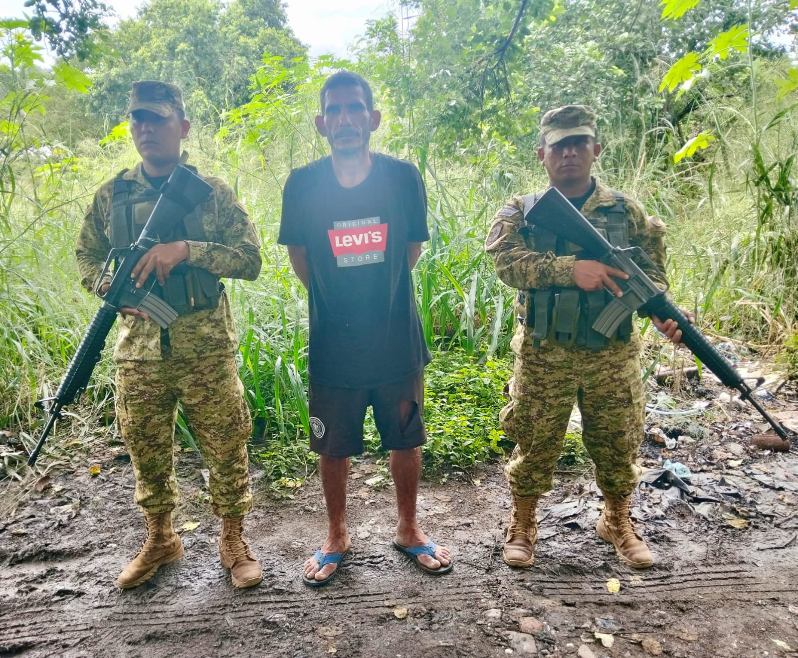 Soldados interceptan a un hombre que cometía hurtos en Santa Rosa de Lima, La Unión