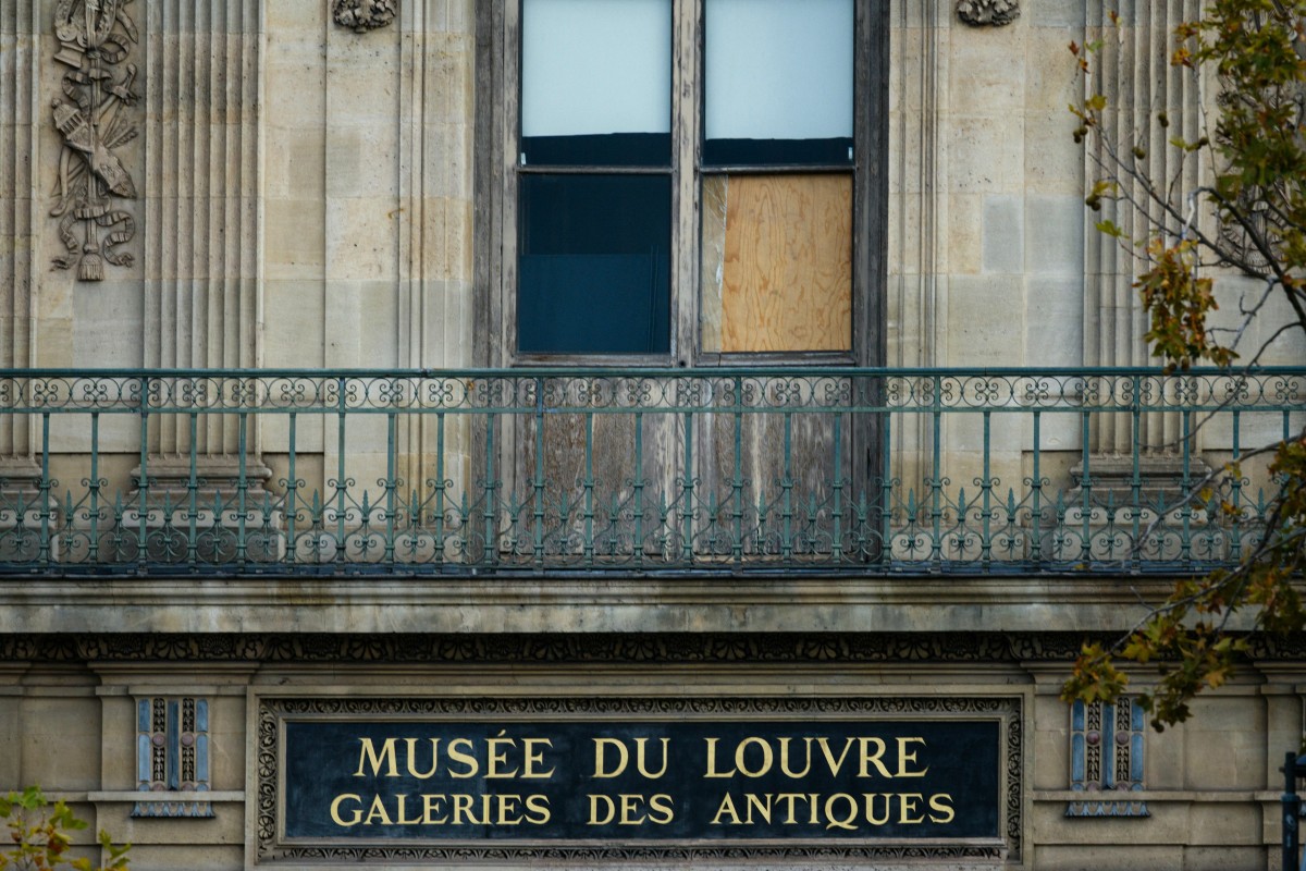 Dos hombres detenidos en Francia por el robo de joyas en el Louvre