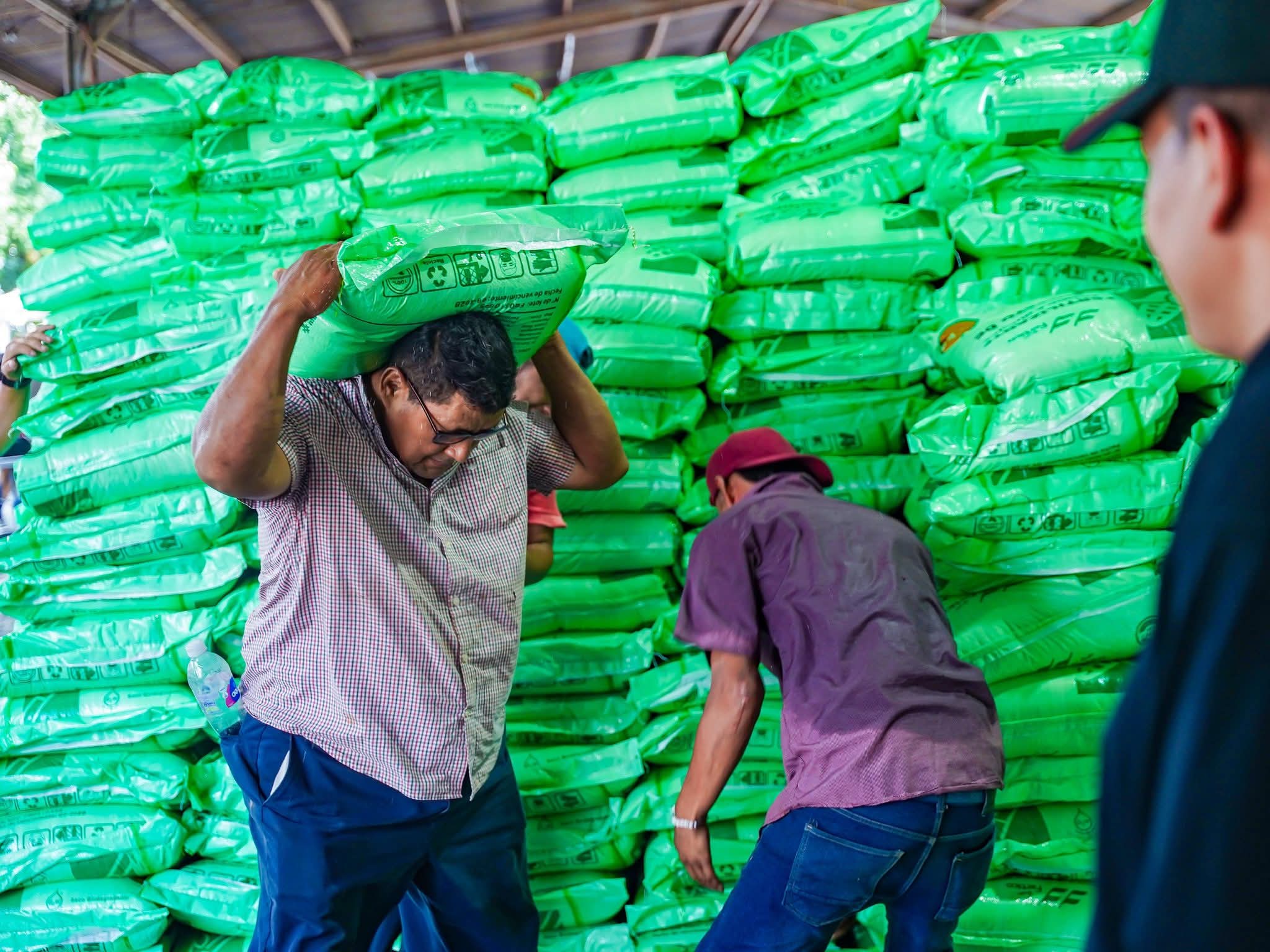 Entregan fertilizantes a agricultores de San Miguel
