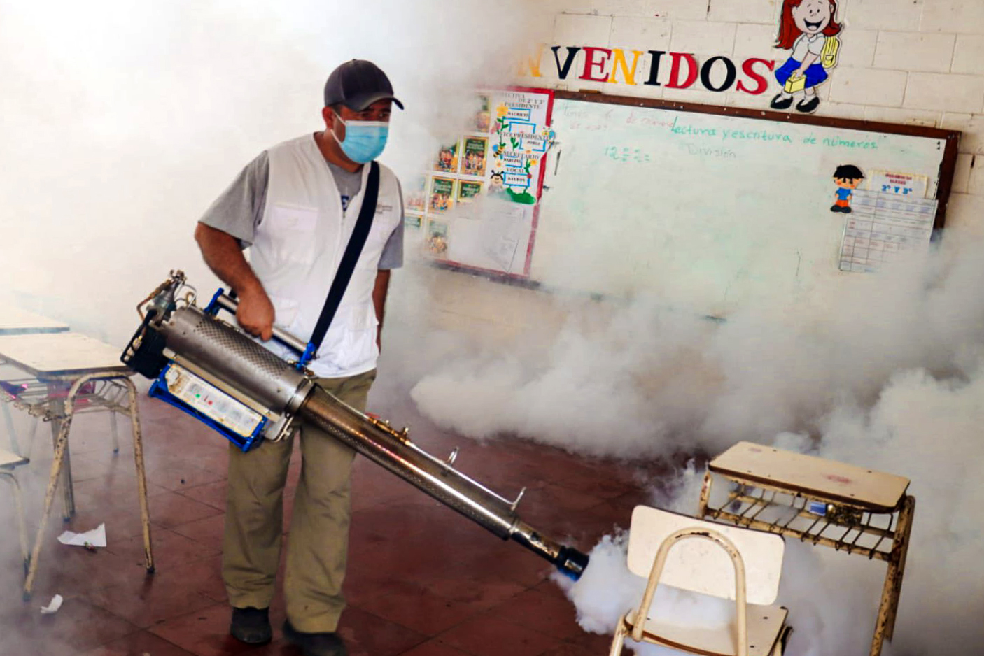 Fumigan centros escolares en Santa Ana Este