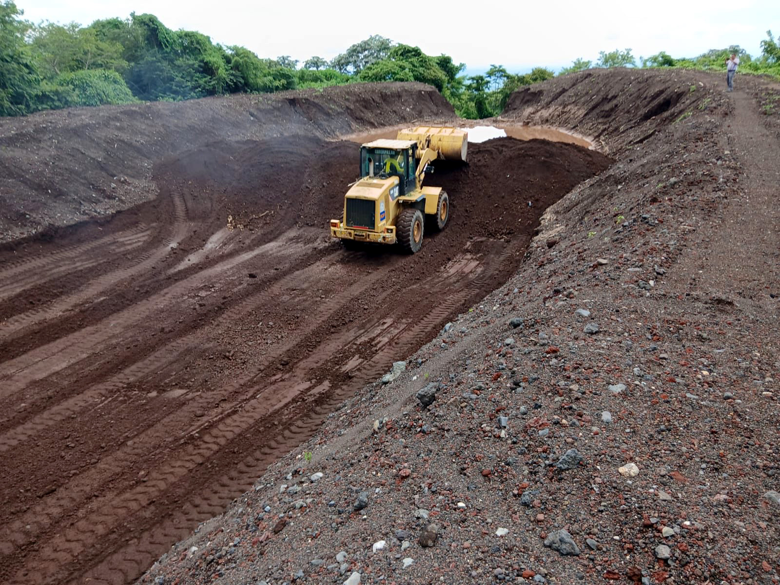 Obras Públicas da mantenimiento a reservorios en la zona del volcán Chaparrastique