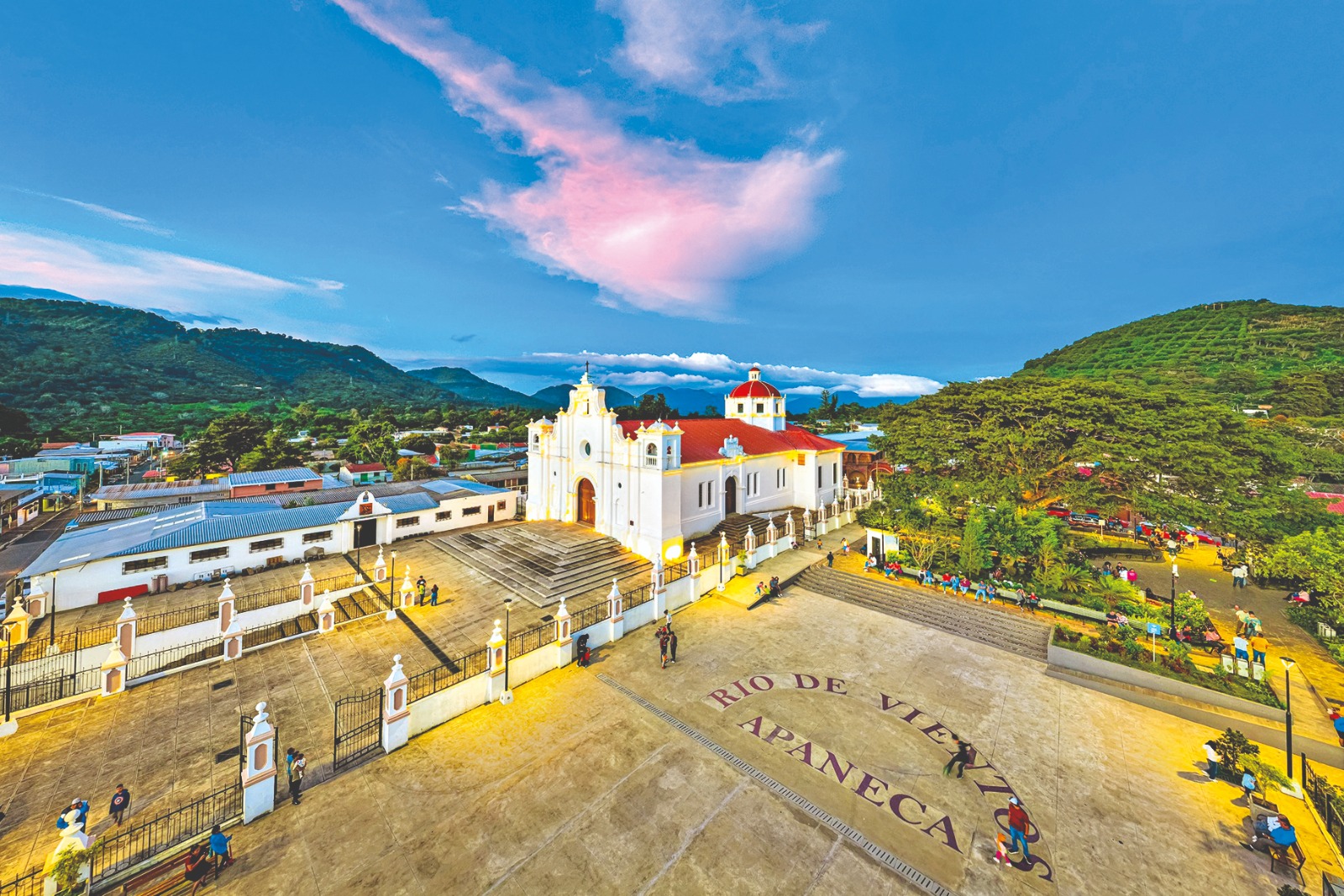 Apaneca ofrece naturaleza, gastronomía, infraestructuras coloniales y aviturismo