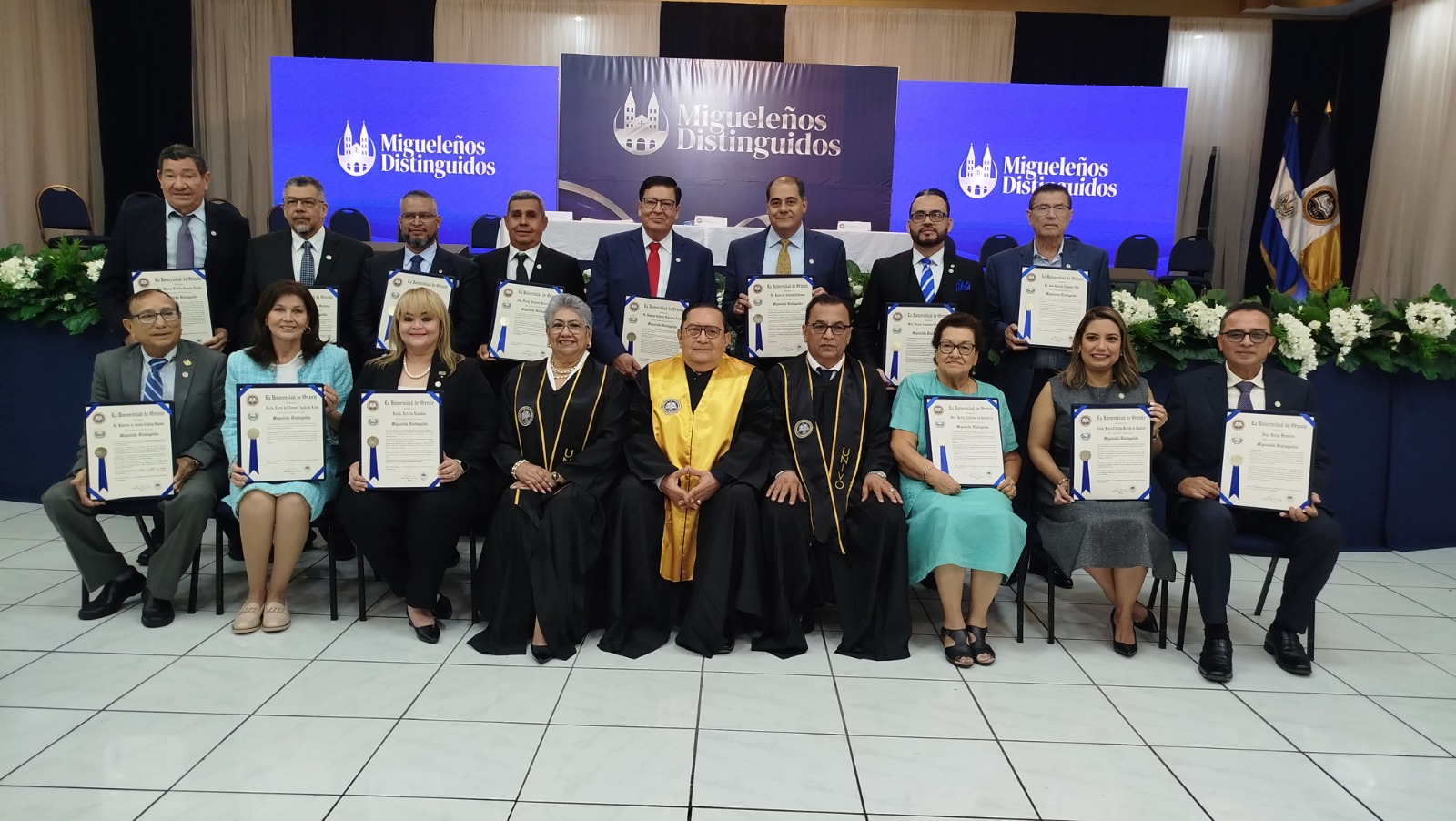 Entregan premios a migueleños destacados