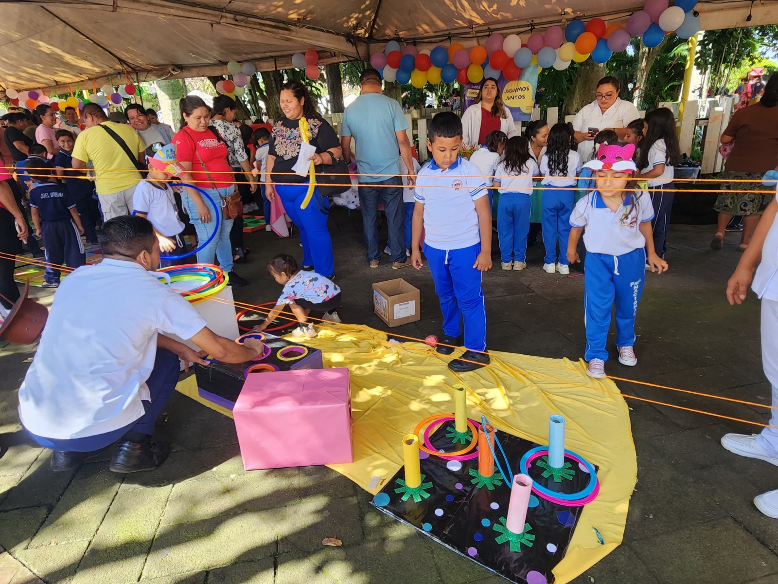 Niños celebran el Día del Juego en el distrito de Berlín, Usulután Norte