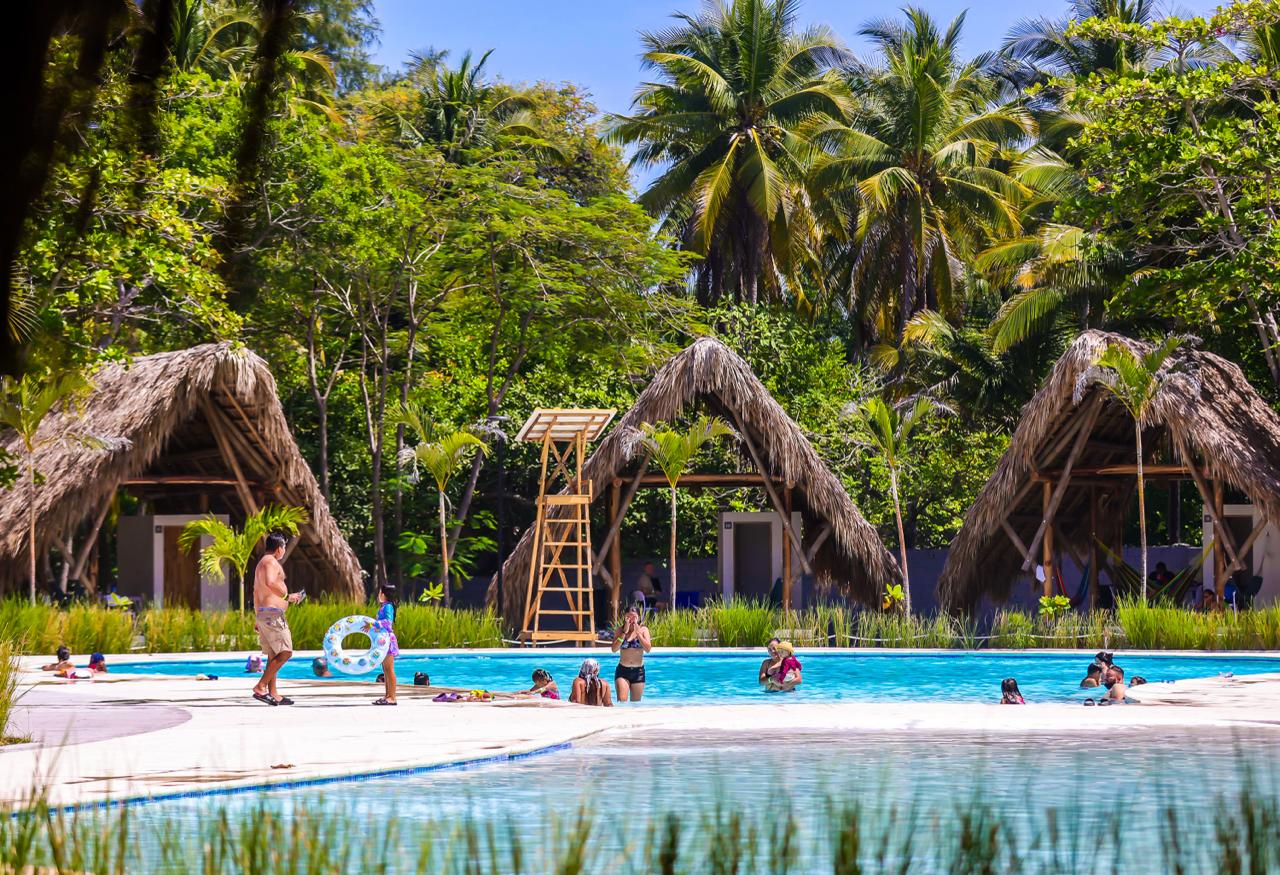 Salvadoreños disfrutaron la reapertura del renovado parque recreativo Costa del Sol
