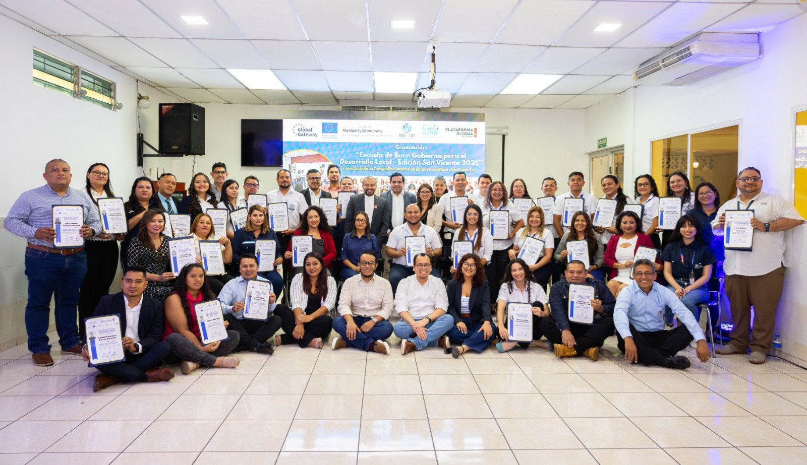 Funcionarios municipales de San Vicente se gradúan de la escuela de buen gobierno