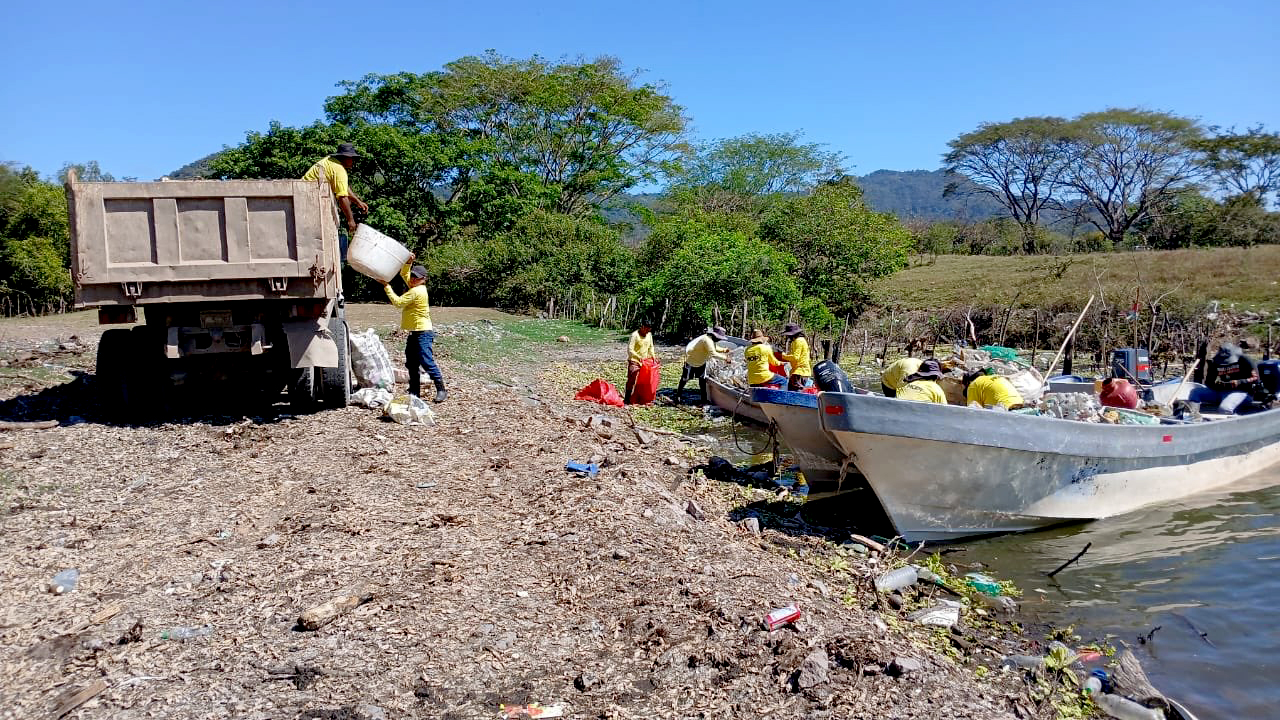 Continúan las jornadas de limpieza en el lago Suchitlán, Cuscatlán