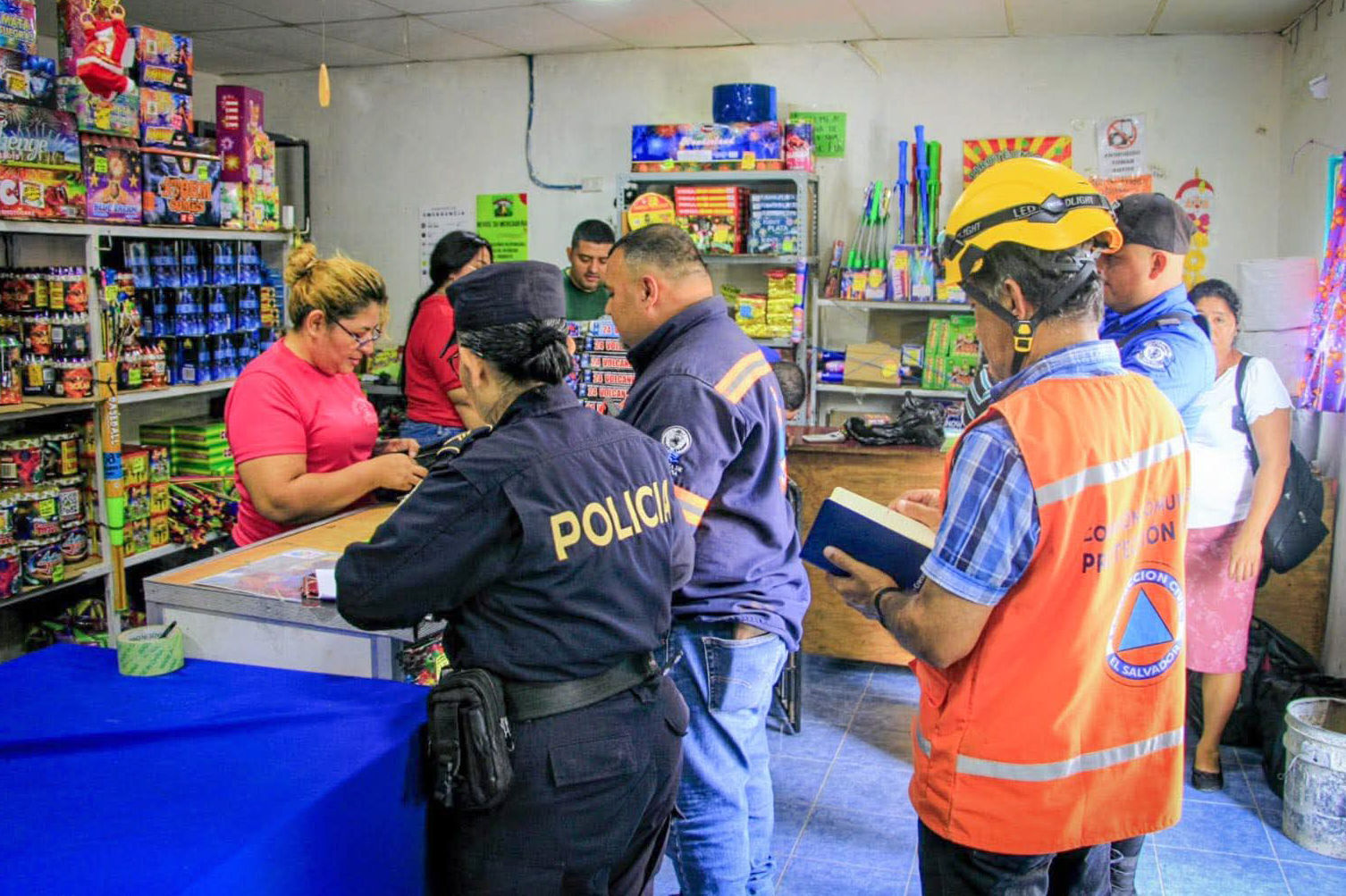 Verifican fábricas y ventas de productos pirotécnicos en el cantón El Ranchador, Santa Ana