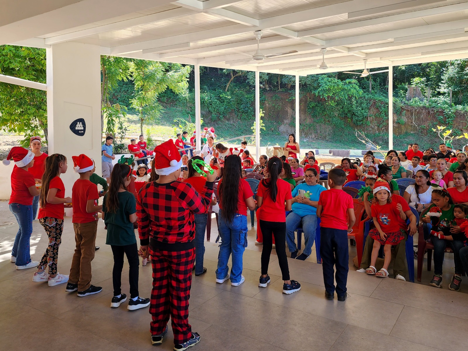 Estudiantes celebran la Navidad en nuevas instalaciones en San Miguel