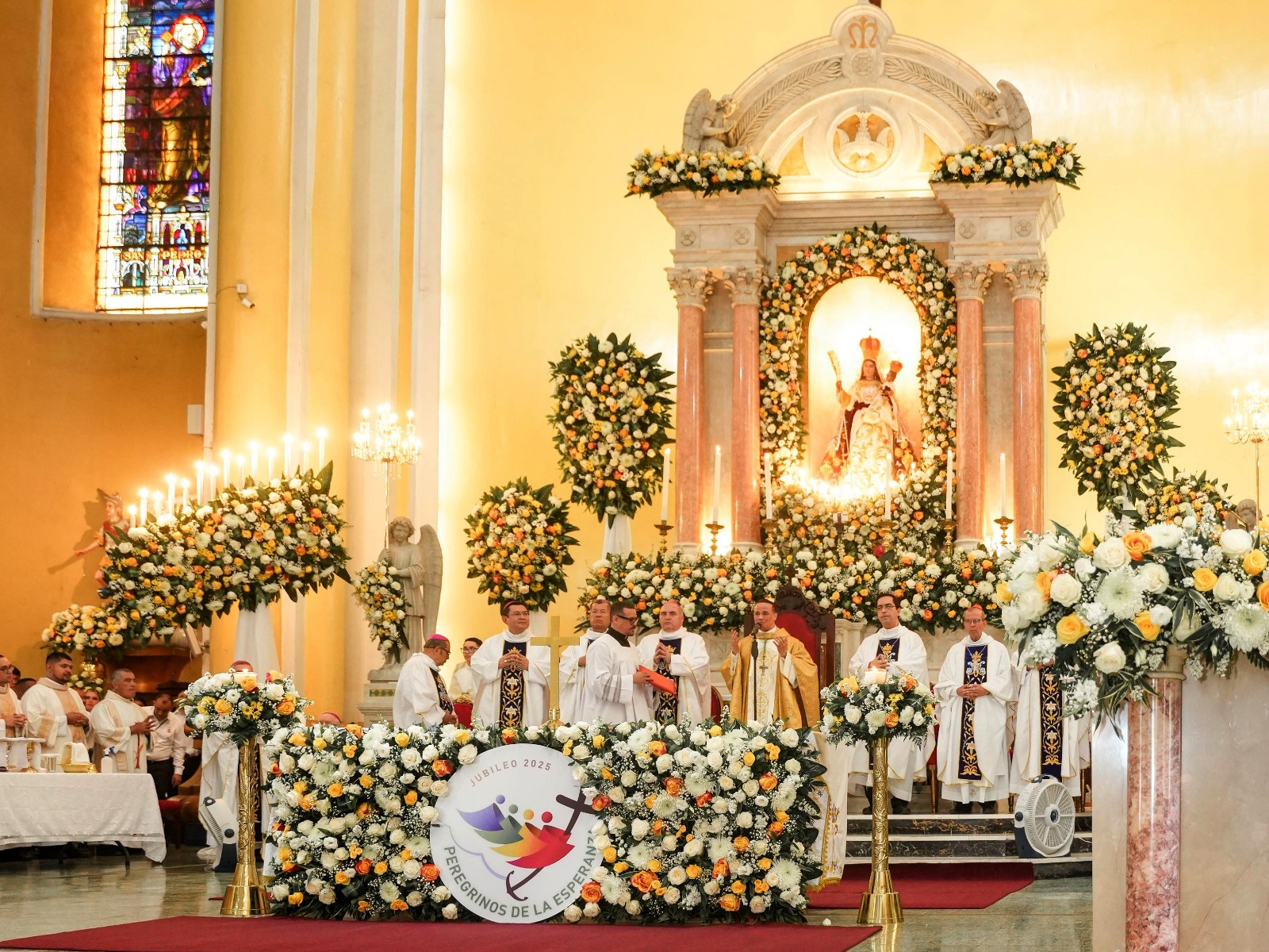 Católicos muestran gratitud a la Reina de La Paz