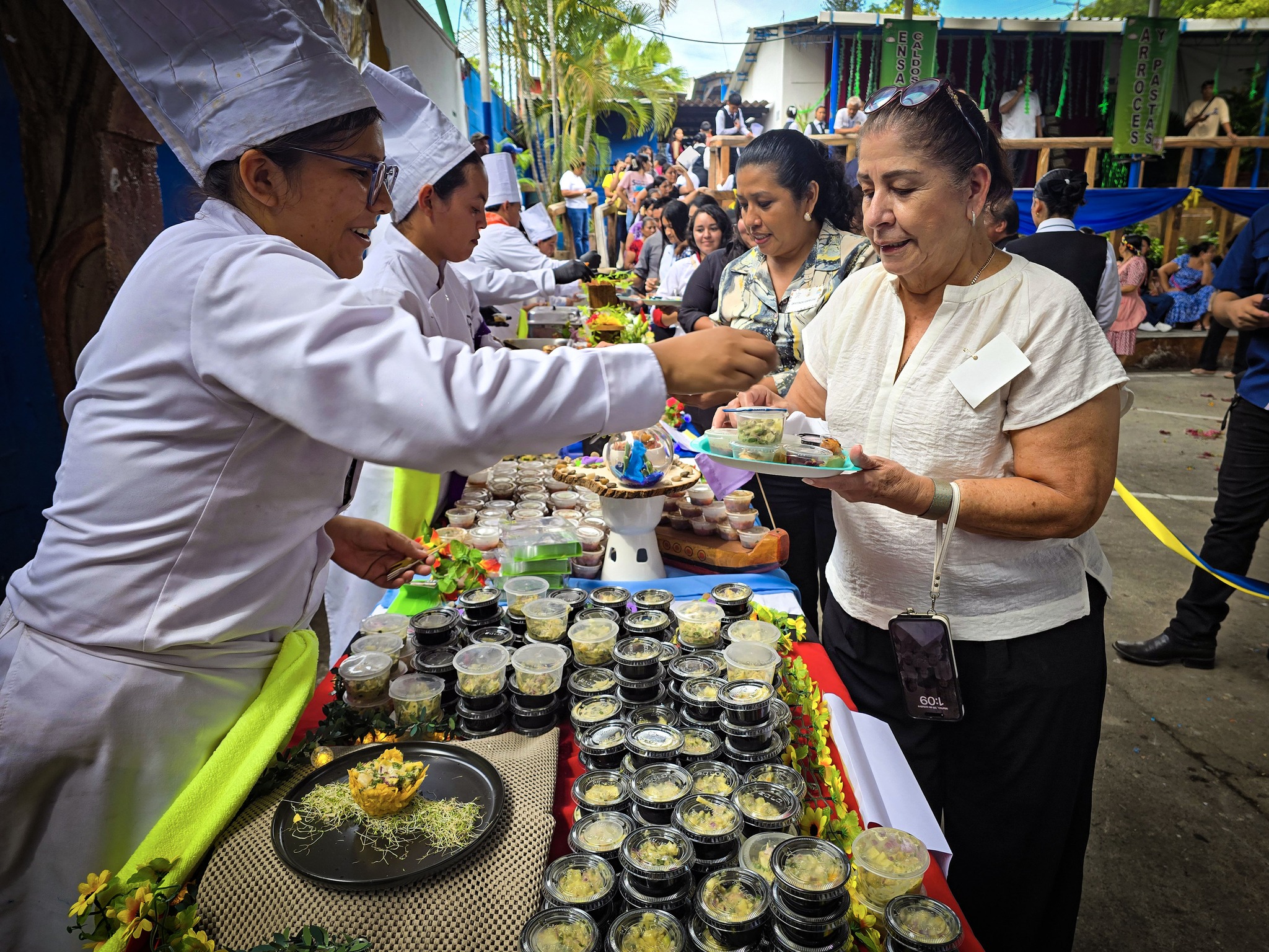 Estudiantes llevan a cabo un festival gastronómico en San Luis Talpa
